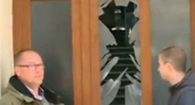 Tara in care se sparge de nervi geamul de la ușa sediului DNA