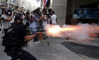 INCREDIBIL! Politia turca poate retine oameni si asculta telefoane fara mandat!