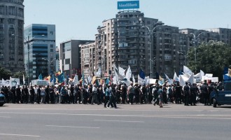 Note de la un miting de protest contra premierului urmărit penal