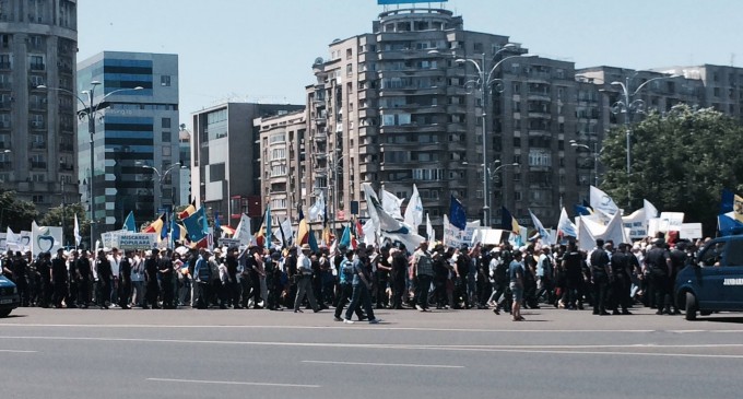 Note de la un miting de protest contra premierului urmărit penal