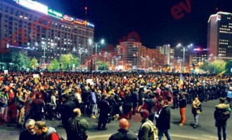 EVENIMENT!Zeci de mii de români le-au cerut demisia lui Ponta, Oprea şi Piedone !