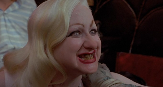 Pe întuneric, vecina pare… acceptabilă!