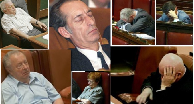 Senat: Parlamentarii raman in numar de 500. Ineficienti. Referendumul a fost degeaba….