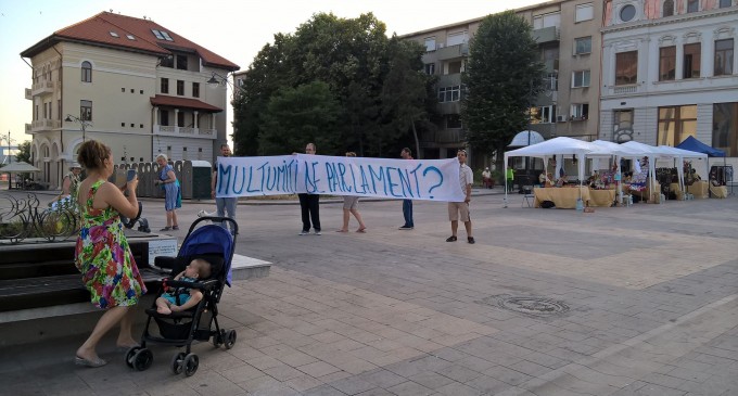Constănţenii au luat cu asalt terasele PROTESTAND: ,,Cinci mititei! Jos cu ei!”