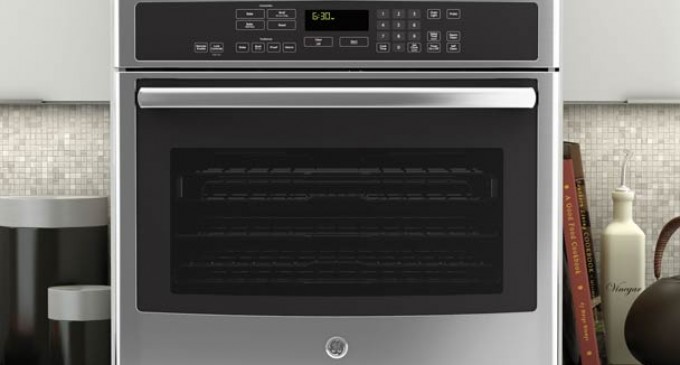 Un cuptor incorporabil cu alimentare electrica, dovada ca bucataria noastra poate face fata cu brio oricarei provocari