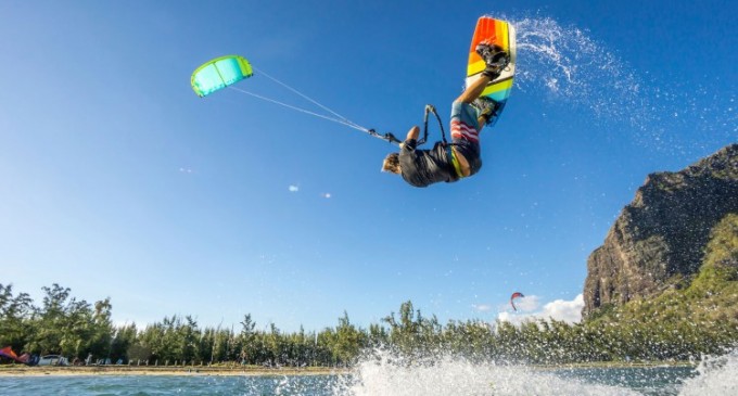 Top 5 informații esențiale pentru achiziționarea unei plăci de kitesurfing