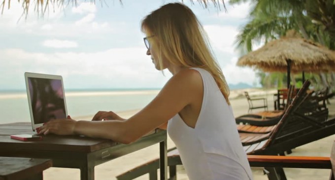 Nu vrei sa renunti la job pe timpul verii? Iata cum poti fi productiv DE ORIUNDE!