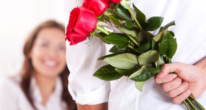 Băiatul care aduce flori este iubit de două ori !