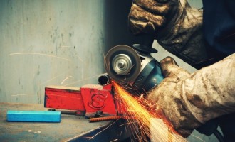 Purtarea ochelarilor de protectie, o conditie obligatorie in mediul industrial