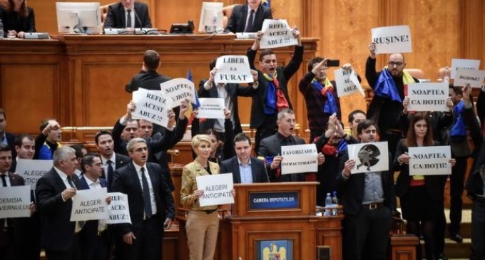 Aplauze şi FLUIERĂTURI în Parlament