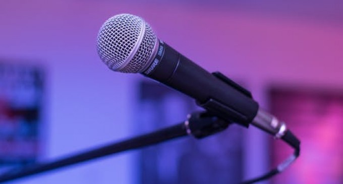 Teama de a vorbi in public ne influenteaza negativ cariera?