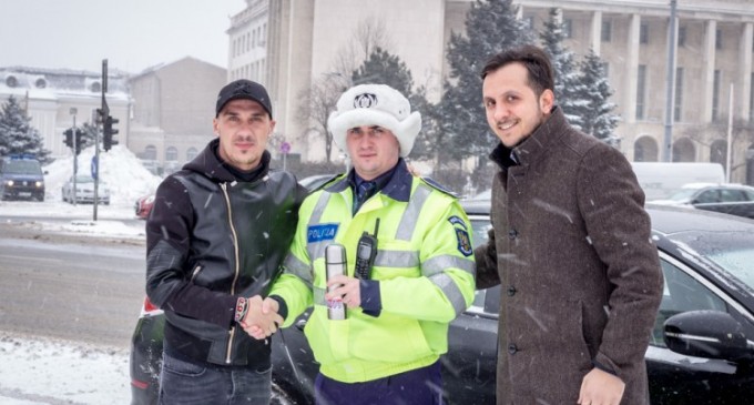„Adevărul din intersecție”: Zeci de polițiști rutieri și agenți de salubritate au primit termosuri cu ceai cald și cafea