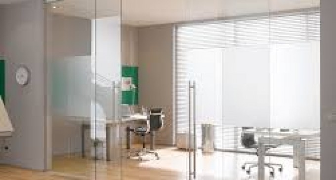 Usile batante din sticla dau un plus de eleganta si functionalitate spatiilor din cladirile de birouri si celor din cladiri rezidentiale