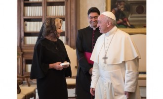 Cadouri neobişnuite daruite Papei Francisc de premierul Dăncilă: castravete amar Rodeo, castravete cu ţepi Tempus, ardei iute lung Decebal şi alte 4 soiuri de legume