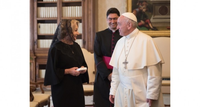 Cadouri neobişnuite daruite Papei Francisc de premierul Dăncilă: castravete amar Rodeo, castravete cu ţepi Tempus, ardei iute lung Decebal şi alte 4 soiuri de legume