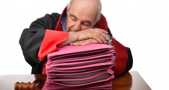 Deja ne-am plictisit și noi… și v-a luat somnul și pe voi…