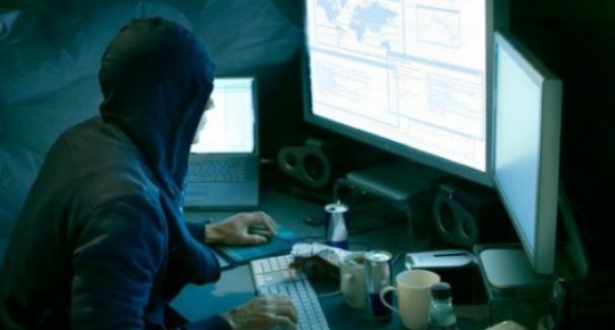 Hackerii care au spart computere şi au şantajat peste 1.000 de persoane şi-au primit sentinţa | Criteriul National