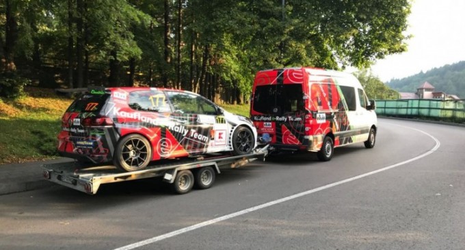 Doua masini electrice prezente la standul Kaufland E-Rally Team de la Campionatul National de Viteza in Coasta Dunlop 2018, Trofeul Sinaia
