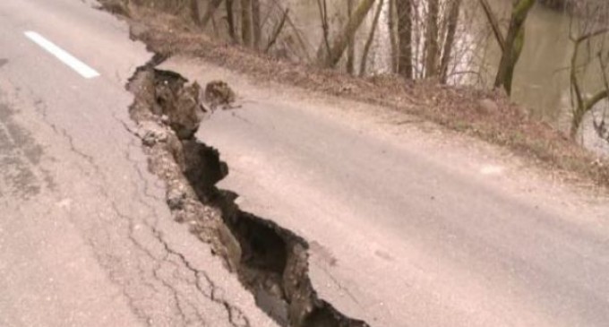 SCANDALOS O șosea crăpată pe o lungime de 40 de metri. Traficul a fost oprit | Criteriul National