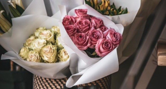 Femeile independente isi cumpara singure flori