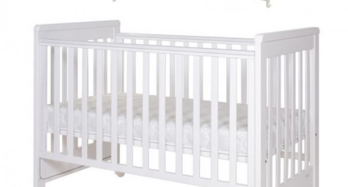 Patutul co-sleeper – solutia ideala pentru nopti linistite alaturi de bebe
