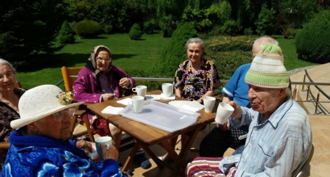 Cu cine sa o las pe mama?