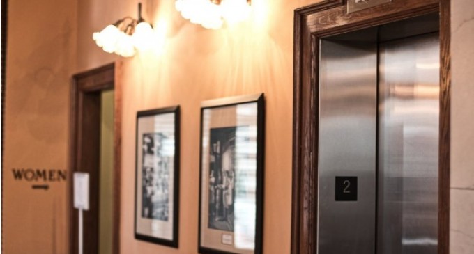 Oglinzile din ascensor – 3 motive pentru prezența lor în aceste spații
