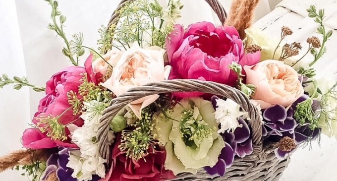 Un cadou din suflet – cosurile de flori de la ImodFlowers.ro