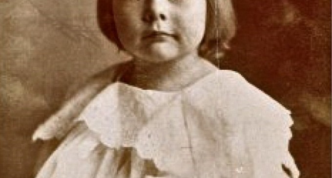 Celebrul scriitor care și-a început viața ca o fetiță și a sfârșit-o ca un macho depresiv! Povestea neștiută a celui pe care toți l-am citit |