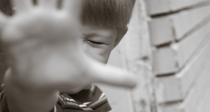 Anchetă a poliţiştilor din Alba după ce un băiat a fost lovit şi umilit, pe stradă, de alţi copii