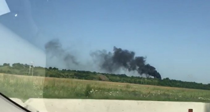 Camionetă, în flăcări într-o comună din Prahova. Focul s-a extins şi la un stâlp de susţinere a electricităţii