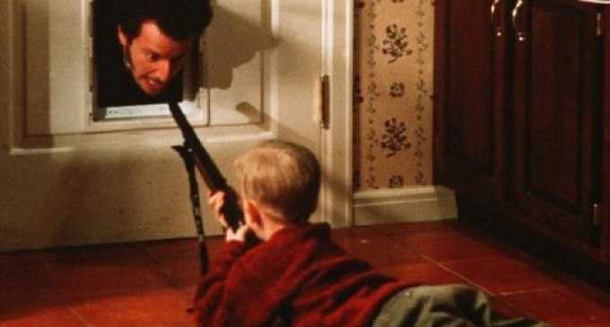 Un bărbat a intrat pe geamul unei case, unde a mâncat, a consumat alcool şi a adormit buştean pe canapea