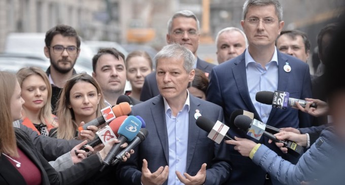 „Cine este colo sus / Decât USR cu Plus?”. Cum au câştigat Dan şi Dacian cursa de canoe dublu