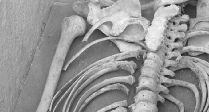 Anchetă a Parchetului Militar Iaşi după descoperirea de oseminte lângă groapa comună de la Popricani