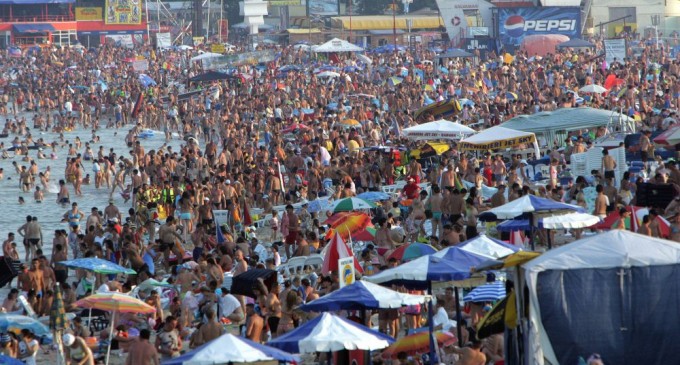 Camere de hotel din Costineşti, inundate din cauza unei ploi torenţiale. Măsurile luate de inspectorii de la Protecţia Consumatorilor