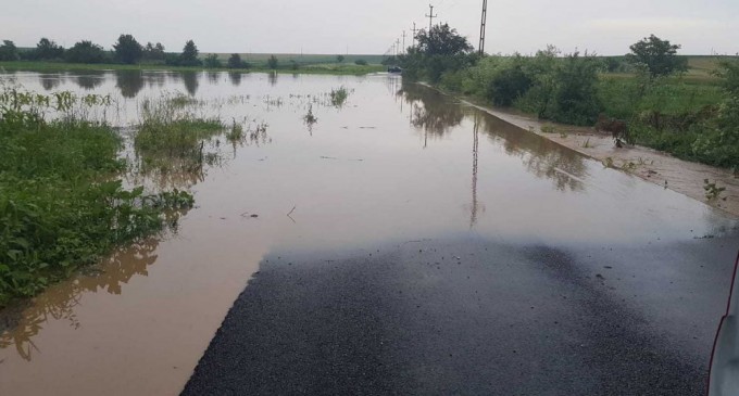 Cod portocaliu de inundaţii pe râuri din trei judeţe