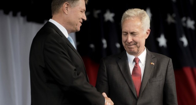 Klaus, Viorica, Hans şi politica democrată în plin regim republican