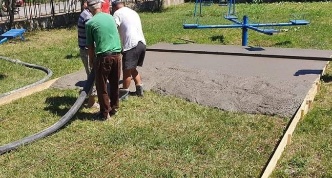 Au turnat ciment direct pe iarbă