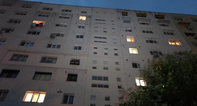 Un copil de doi ani a murit după ce a căzut de la etajul nouă al unui bloc