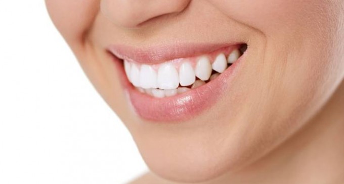 Avantajele folosirii benzilor pentru albirea dintilor la domiciliu
