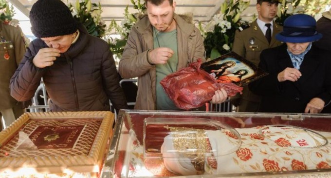 Un tânăr musulman din Istanbul merge de 4 ani la Iași să îi mulţumească Ocrotitoarei Moldovei – Cultura