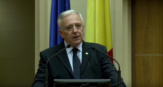 Isărescu scrie Parlamentului, îngrijorat că legea care interzice cumulul pensiei cu salariul ar însemna să piardă funcţia de guvernator al BNR – Esential