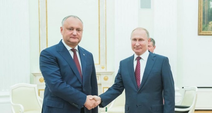 Mii de persoane au protestat la Kiev față de planul privind autonomia estului Ucrainei – International