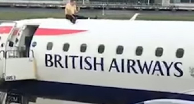 VIDEO Marea Britanie: Un protestatar s-a urcat pe un avion și nu a mai putut să coboare – International