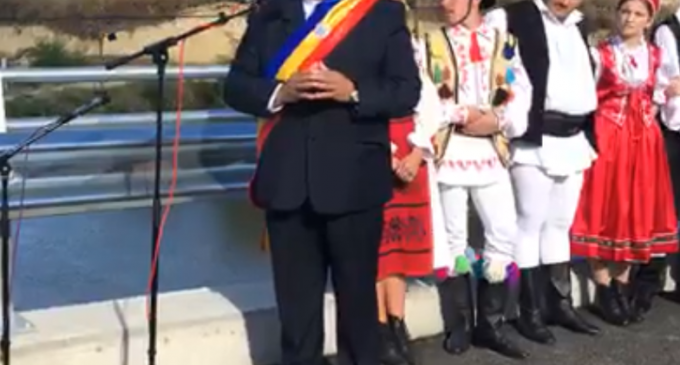 VIDEO Ceaușescu n-a murit, s-a mutat în județul Alba. Odă primarului din Teiuș, recitată de o elevă, la inaugurarea unui pod peste Mureș – Esential