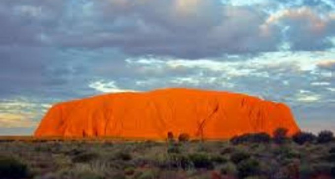 Turiștii din Australia au ocazia de a se cățăra, pentru ultima dată, pe Muntele Uluru, considerat loc sacru – International