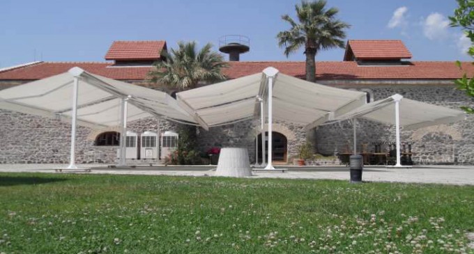 Sfaturi practice pentru a alege culoarea potrivita pentru acoperis terasa si copertine