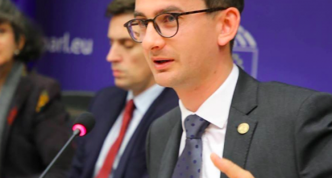 Ideea demolării zidului din jurul Parlamentului, readusă în discuție de un deputat USR – Esential