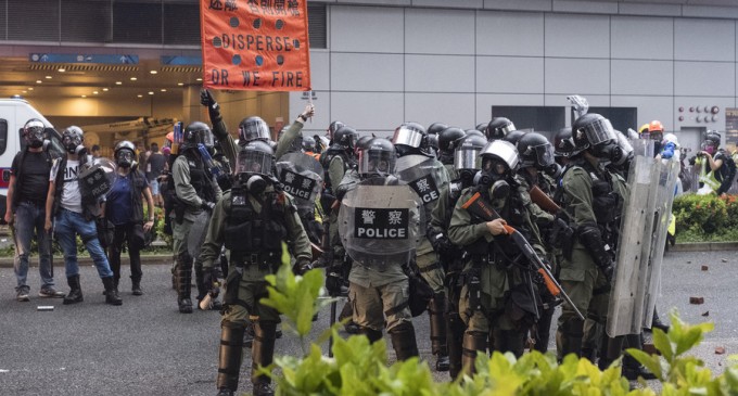 Hong Kong: protestatarii sfidează Poliția de Halloween purtând măști – International