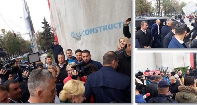 VIDEO Viorica Dăncilă, așteptată cu pietre și huiduieli la Timișoara: „Mincinoasa!”, „Analfabeta!” – Esential